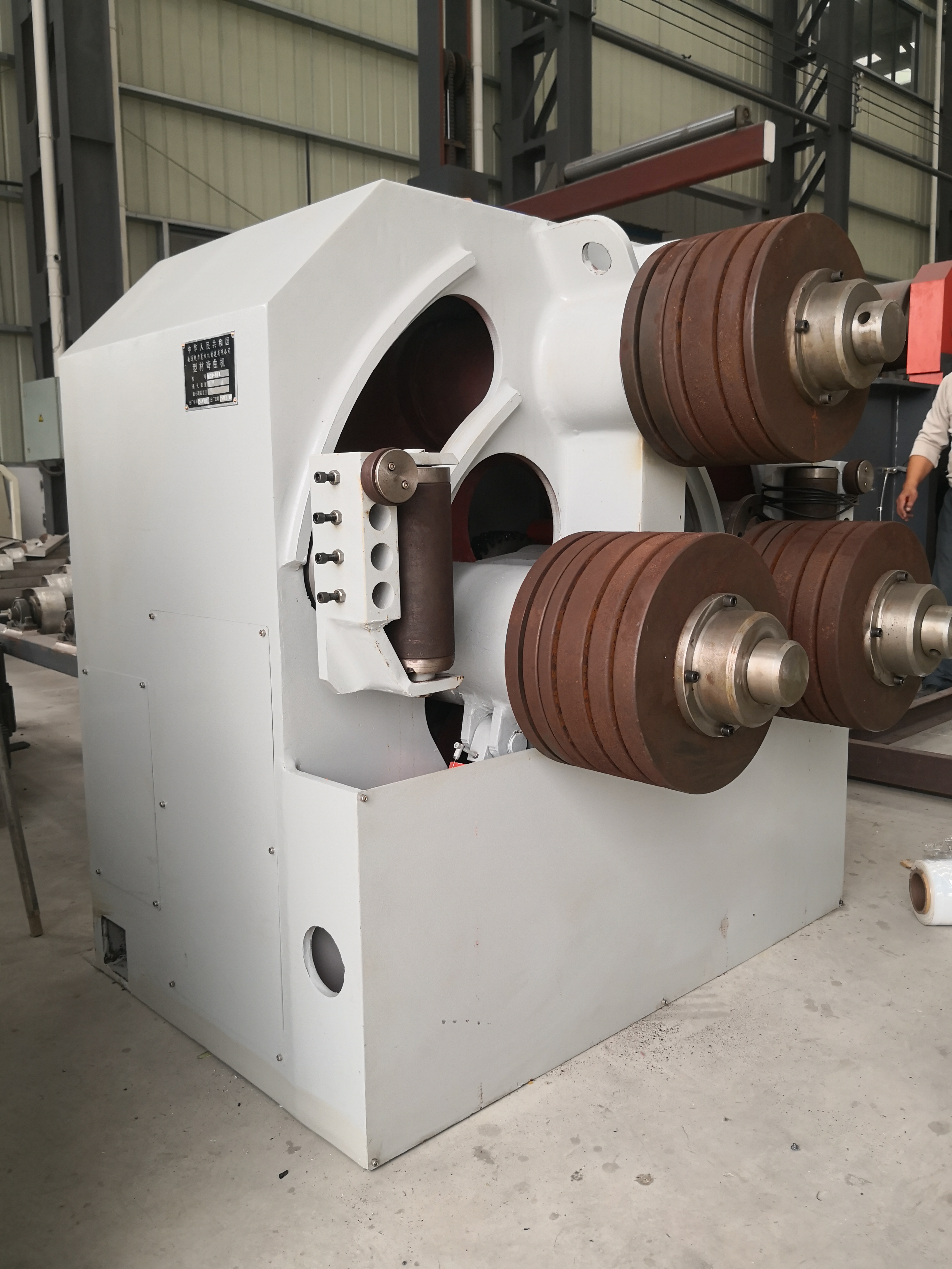 Máquina dobladora de perfiles de aluminio CNC hidráulica eficiente